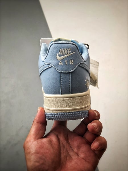 Stussy x Air Force 1 Low Off-White e Azul - Vista 3