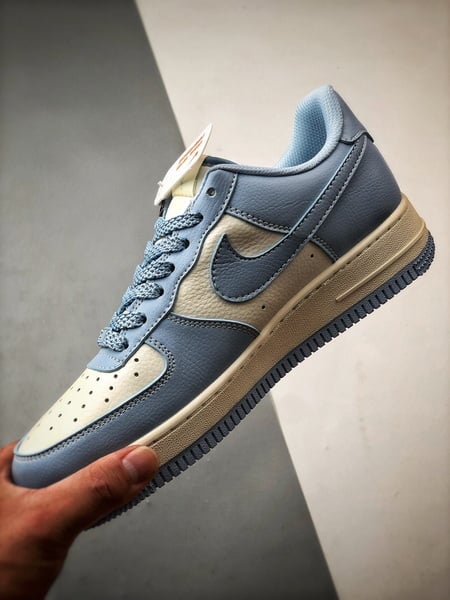 Stussy x Air Force 1 Low Off-White e Azul - Vista 5